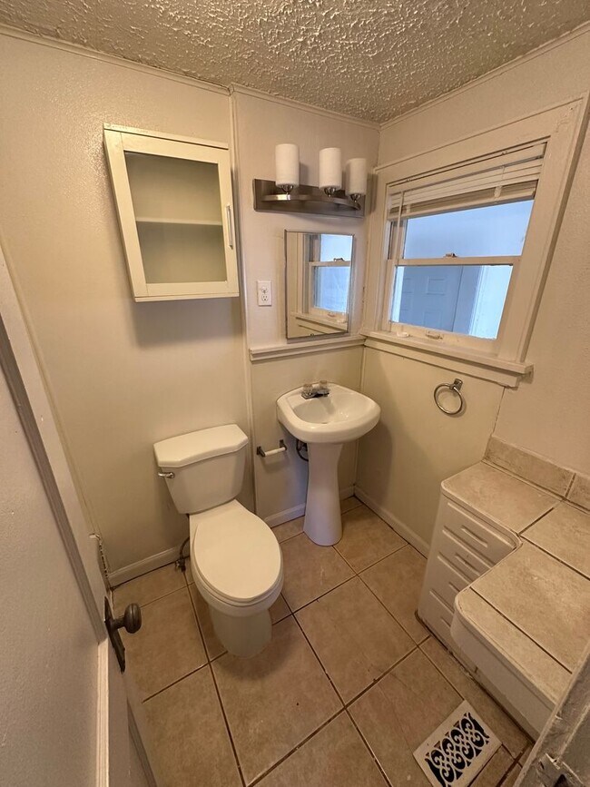 Foto del edificio - $895 - Accepting SECTION 8/ Housing Vouche...