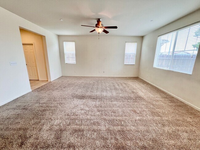 Building Photo - $2,350.00 Ashlan & Leonard, 3 bedroom - Am...