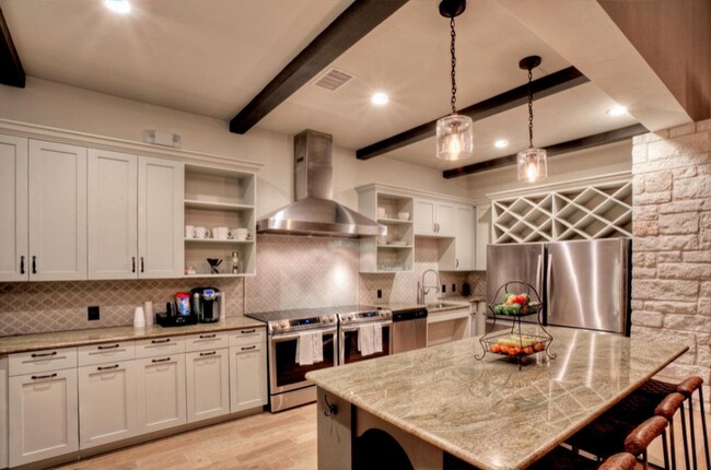 Foto del edificio - 1701 Oak Hill Ln