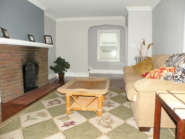 Building Photo - 3 Bedroom & 1 Full Bathroom Colonial for Rent!