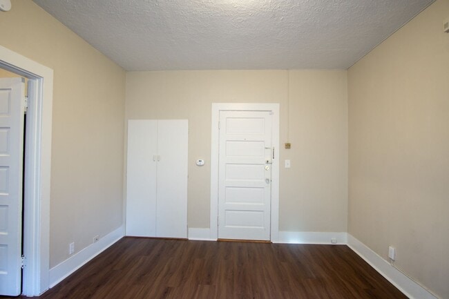 Foto del edificio - John's Landing: Updated Garden Level 1-Bed-Close to OHSU!