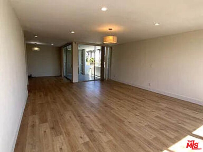 Foto del edificio - 9221 Charleville Blvd