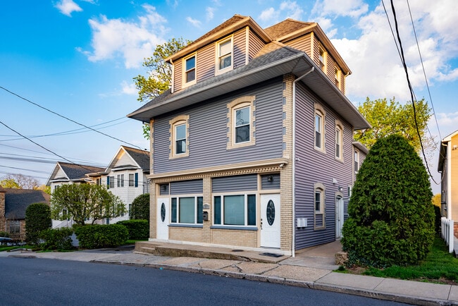 Building Photo - 127 Maple Ave