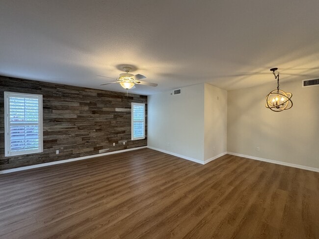Building Photo - 815 Montrose Dr