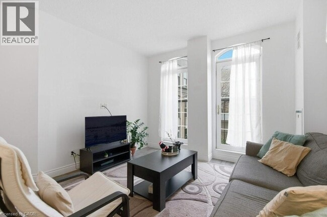 Building Photo - 135 James St S