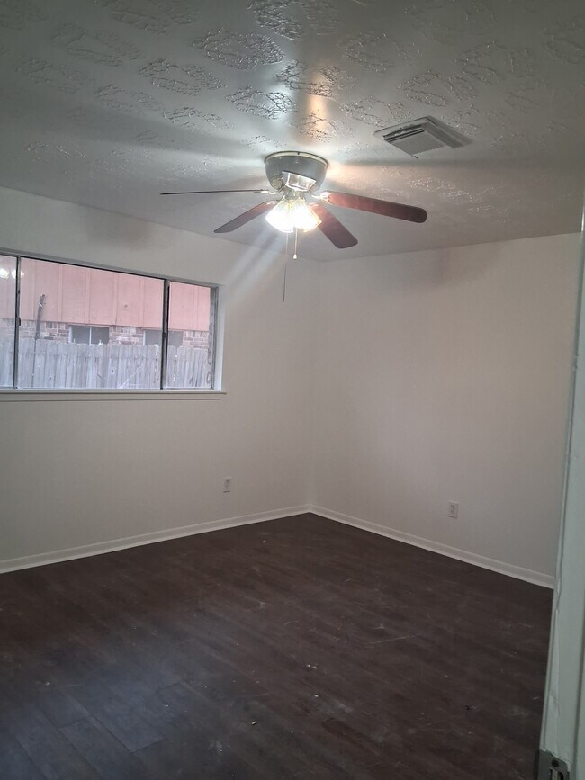 Foto del edificio - 6823 Castleview Ln