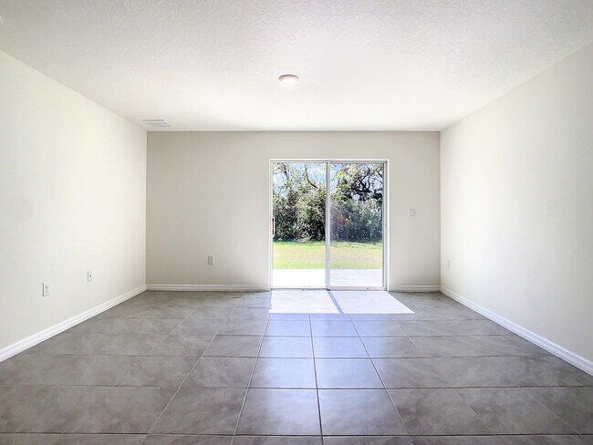 Foto del edificio - 5581 Logan Cave Ave