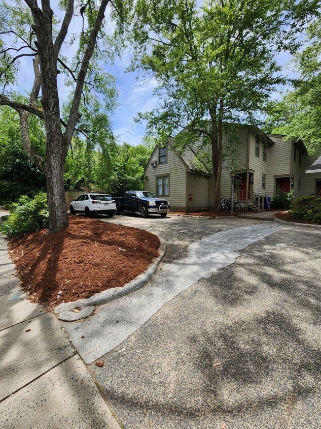 Primary Photo - Chapel Hill / 2BR Church St Townhouse AVAIL