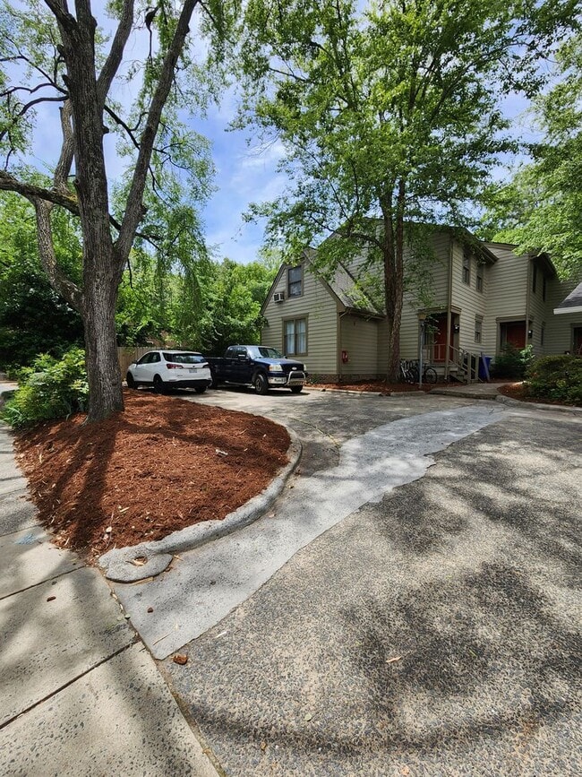 Chapel Hill / 2BR Church St Townhouse AVAIL - Chapel Hill / 2BR Church St Townhouse AVAIL