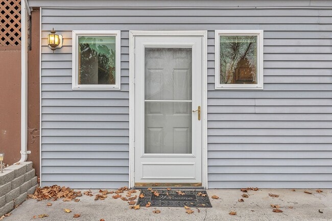 Building Photo - $1,150/month |Fully Remodeled Ground Floor...
