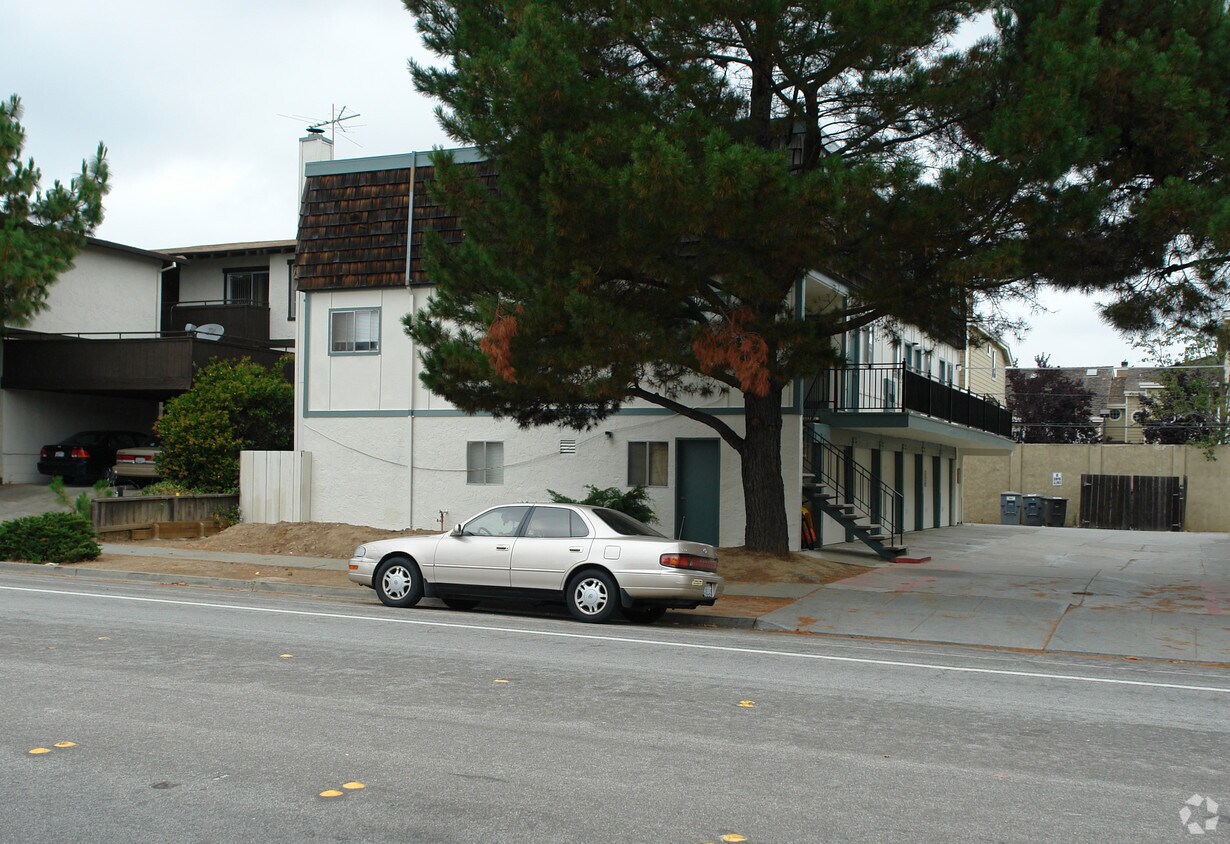 Building Photo - 7385-7395 Rainbow Dr