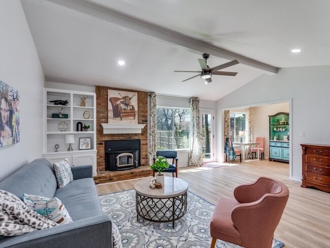 Foto del edificio - 2310 Oakwood Ln