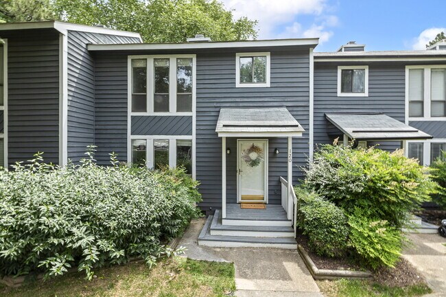 Foto del edificio - Renovated 3BR/2.5BA Townhome in Prime Cary...