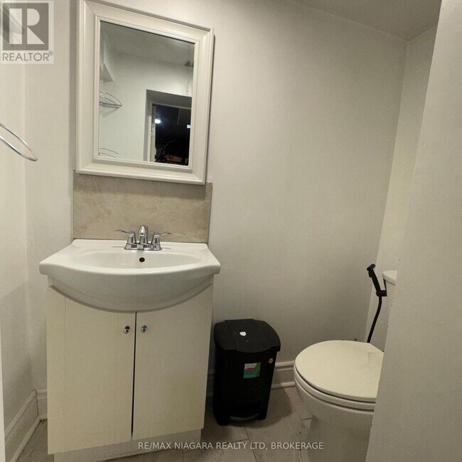 Photo du bâtiment - 844A Danforth Rd