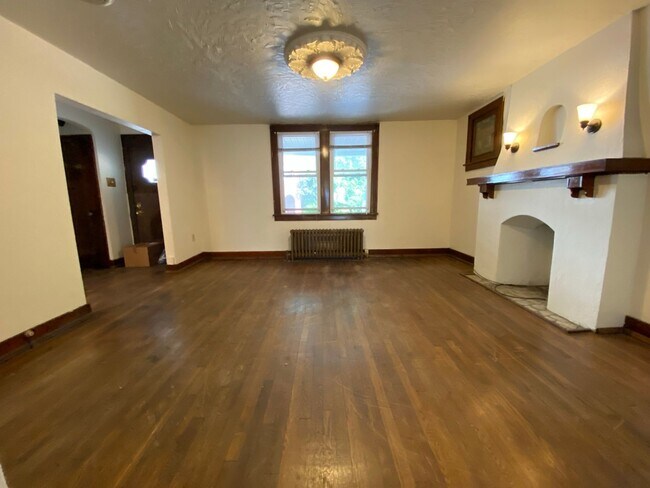 Building Photo - Stunning Three Bedroom on Bates St! Parking, Central Air Conditioning, Large Back Deck & More!! C...