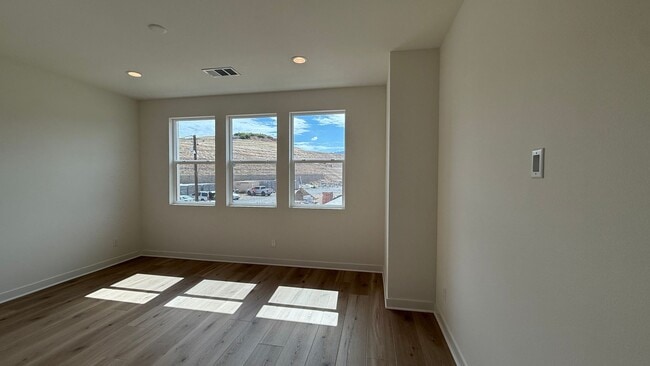 Building Photo - Stunning 3 bedroom, 2.5 bathrooms, 2 story...
