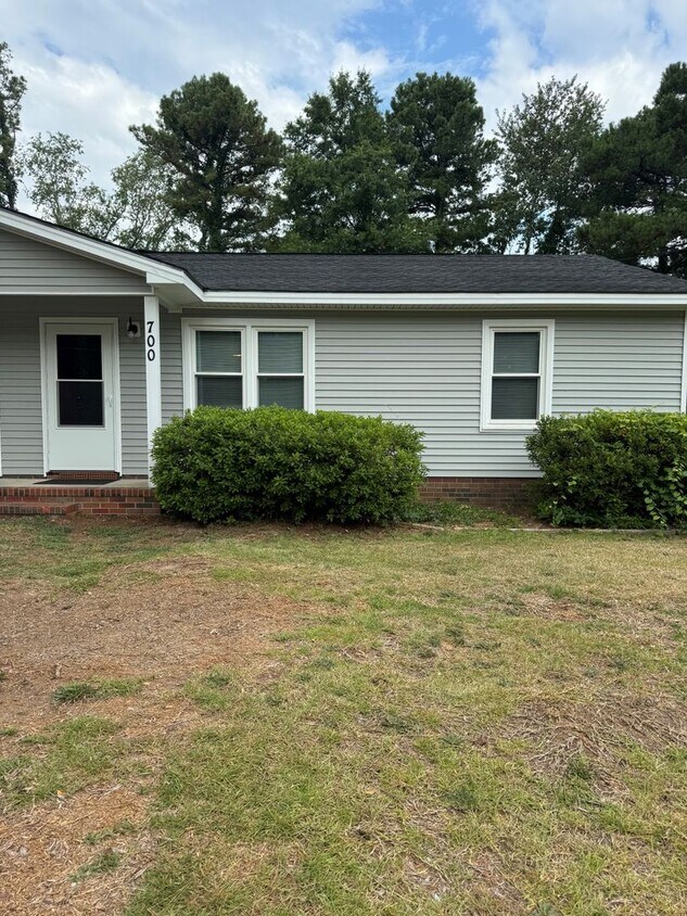 Building Photo - 2 BR Duplex Convenient to Shopping, Medica...