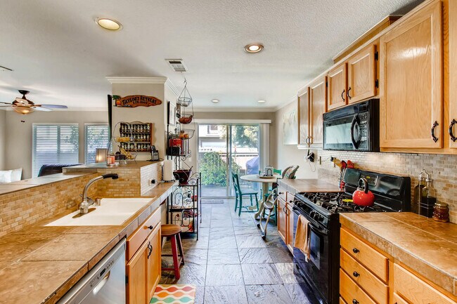 Foto del edificio - Stylish 3-Bedroom Townhome Near San Luis R...