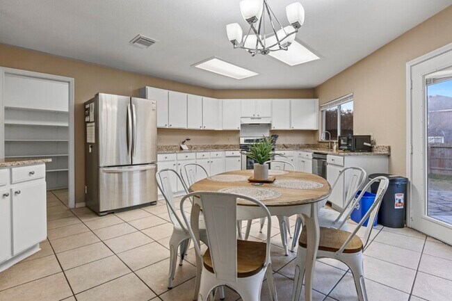 Foto del edificio - 4818 Creekway St
