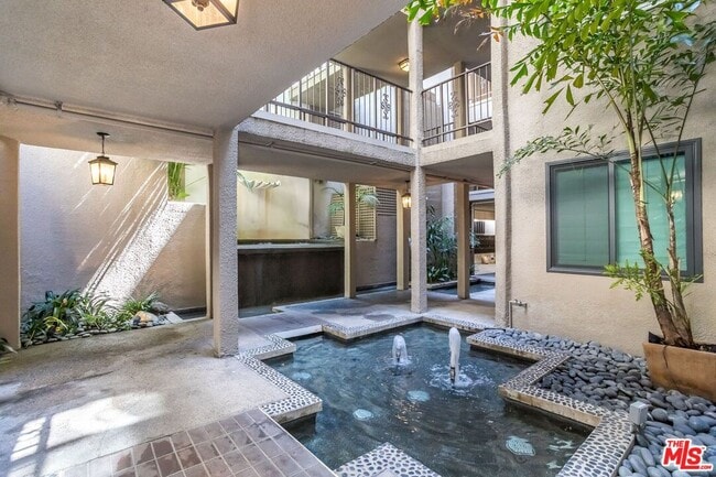 Foto del edificio - 8455 Fountain Ave