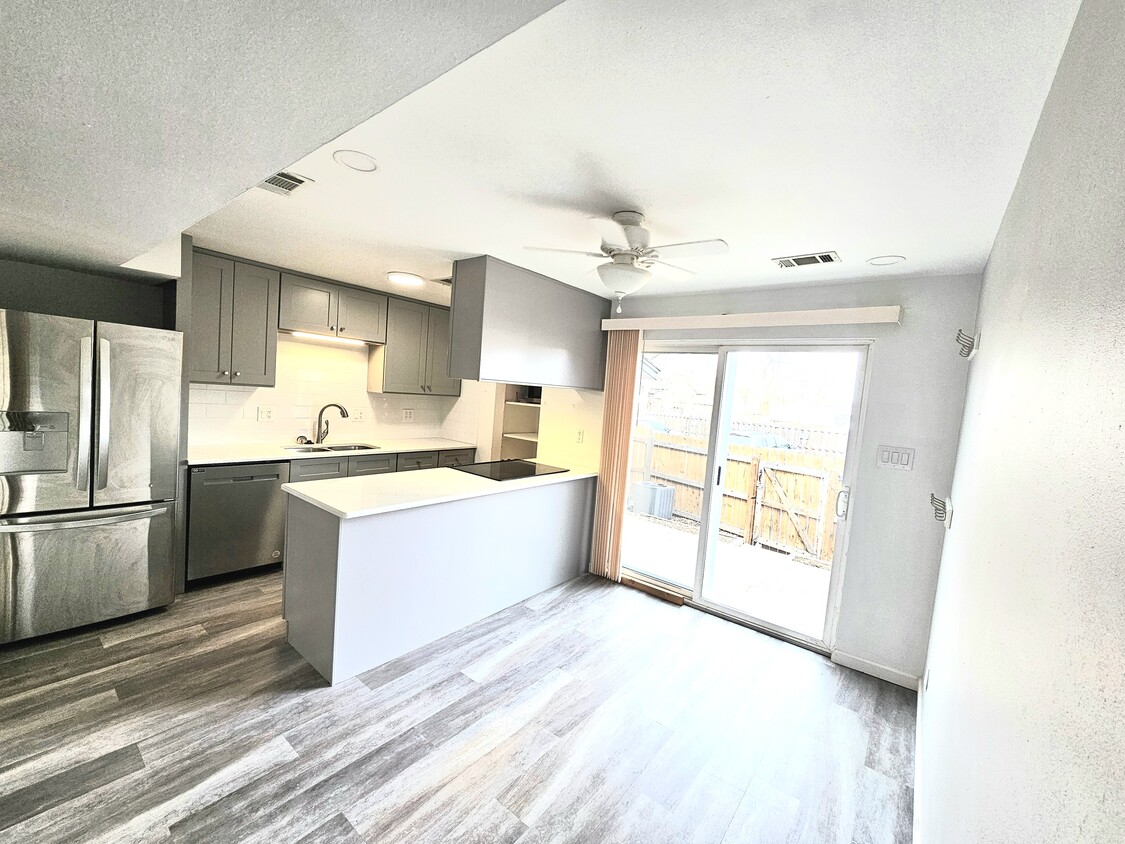 Kitchen and view of back patio - 3724 Quail St