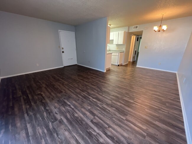 Building Photo - 2 Bedroom 1 Bathroom Apartment in Aurora  **Move-In Special**