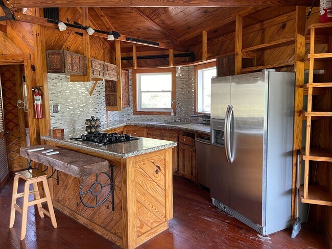 Foto del edificio - College Station - Lake Front Property - 3 bedroom / 1.5 bath - 2 story Home