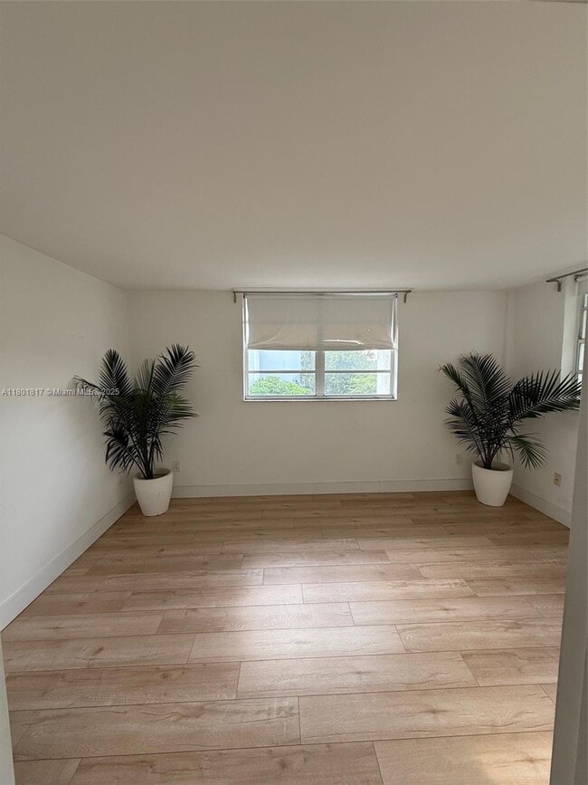 Foto del edificio - 680 NE 64th St