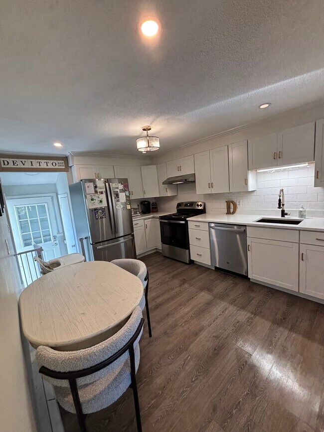 Foto del edificio - 5 Meadow Ln