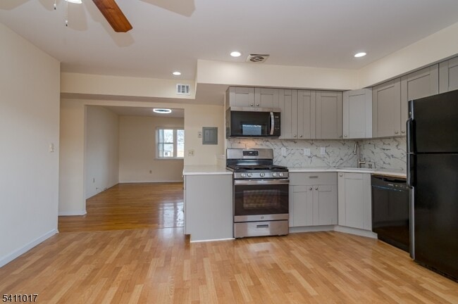 Building Photo - 161 Evergreen Rd