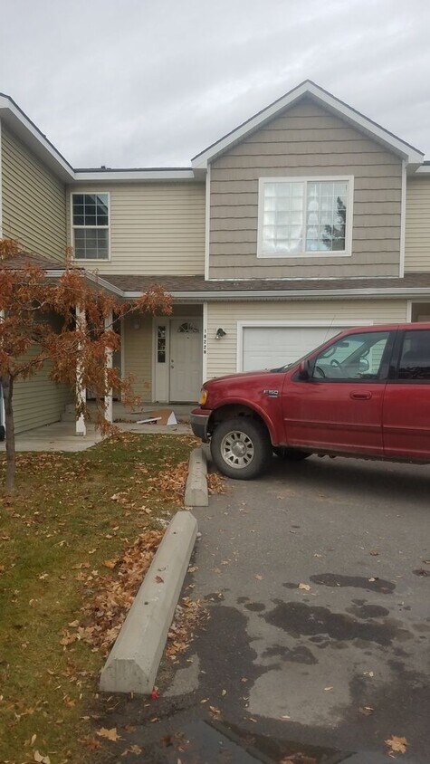Foto principal - 3 bedroom 2 1/2 bathroom Condo near Russell