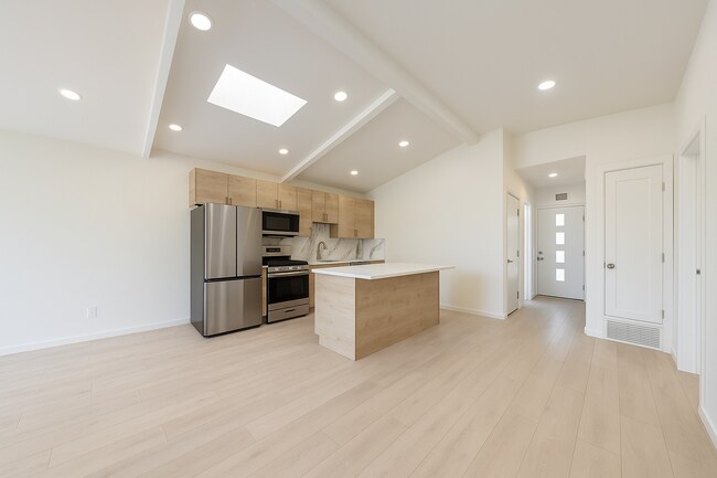 Building Photo - Beautiful 4BD/2BA on Baja!! Great backyard space with turf & fire pit!!