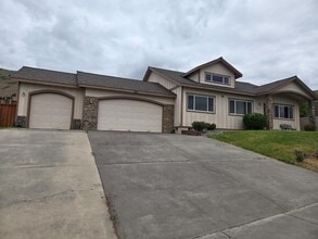 Building Photo - 873 Westview Dr