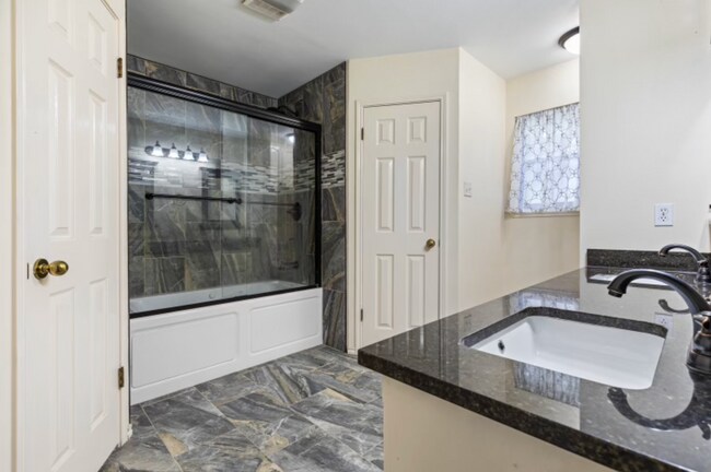 Foto del edificio - Furnished Bedroom