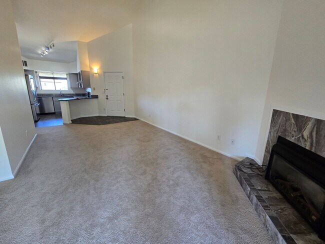 Foto del edificio - Beautifully Renovated, Top Floor, 2 Bedroom 2 Bath East Boulder Condo for Rent!