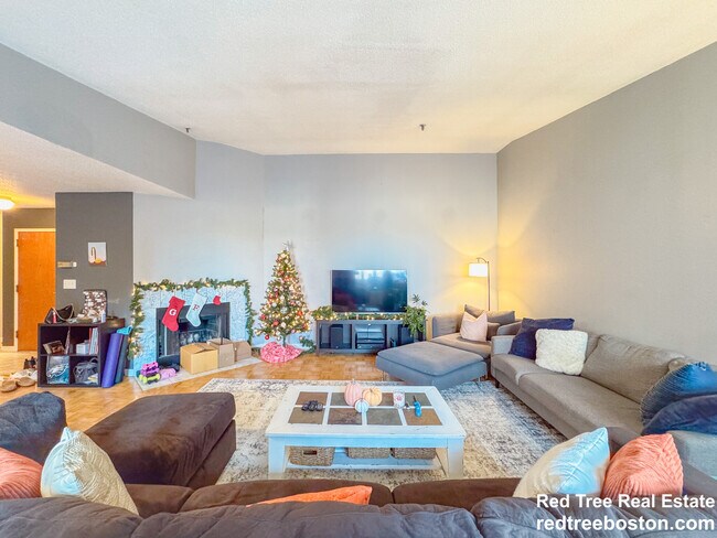 Building Photo - 147 Kelton St