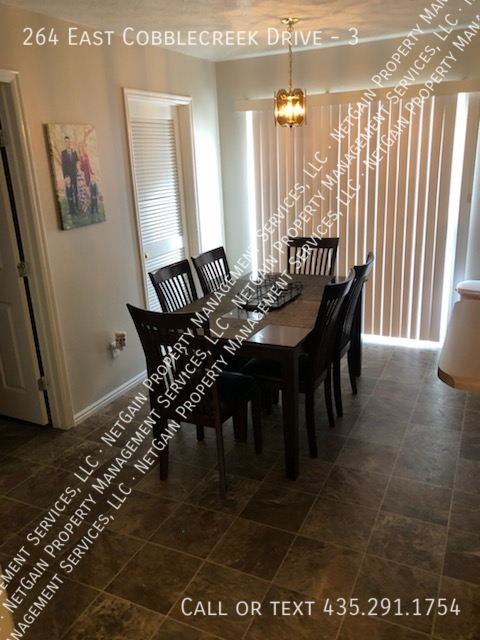 Building Photo - 3 Bedroom Townhome