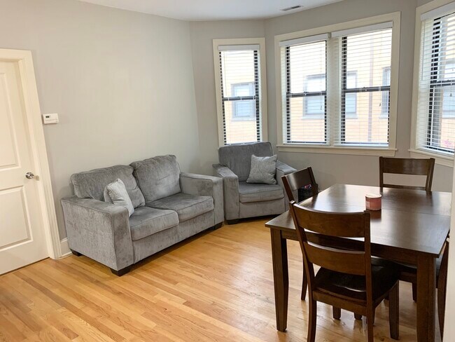 Foto del edificio - 7639 N Greenview Ave