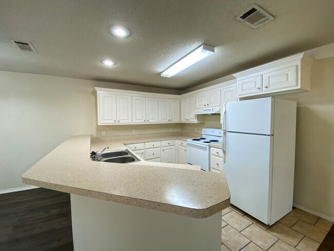 Foto del edificio - 3/2/2 Duplex in Cooper School District!