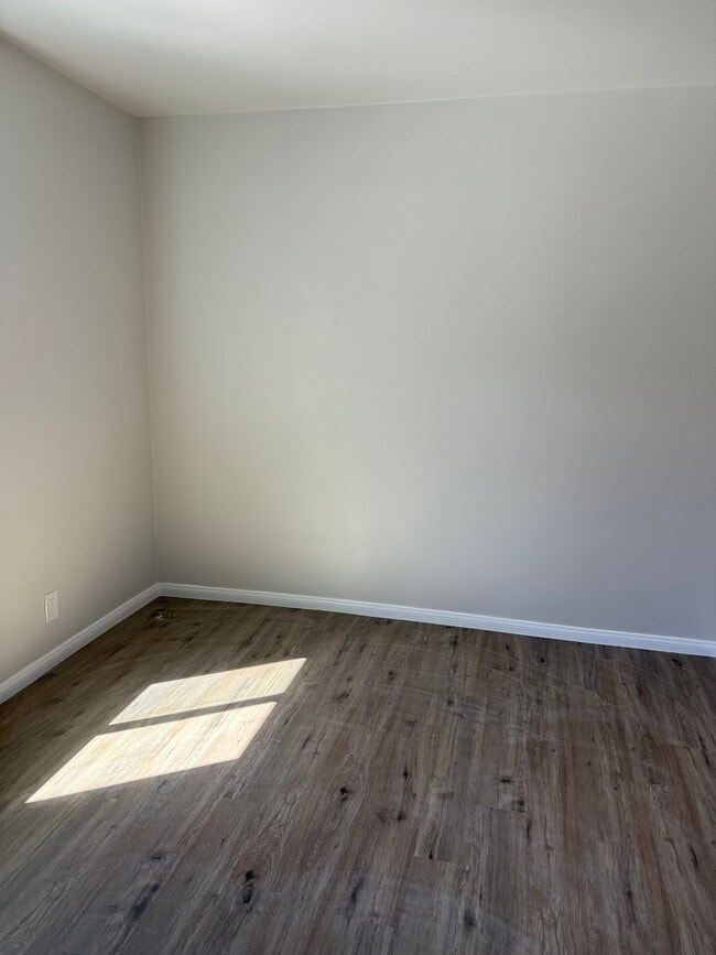 Building Photo - 1302 E Peck St