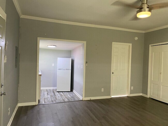 Foto del edificio - AVAILABLE NOW at a Good Price. 1 Bed 1 Bath FOR LEASE in Columbia. $700 Rent.