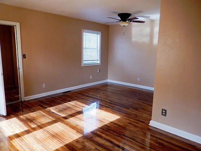Foto del edificio - QUAINT Quincy 3/1 w/ Wood Floors, Sunroom, W/D, Large Yard, & New AC! $1100/month Avail May 6th!