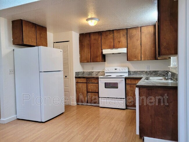 Building Photo - 252 3rd St