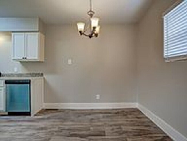 Foto del edificio - Available NOW!