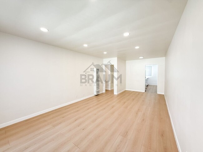 Building Photo - 7333 Woodman Ave