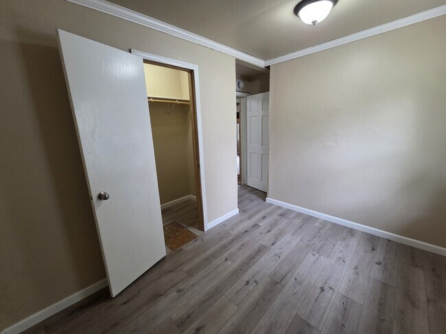 Building Photo - 119 Plummer Ave
