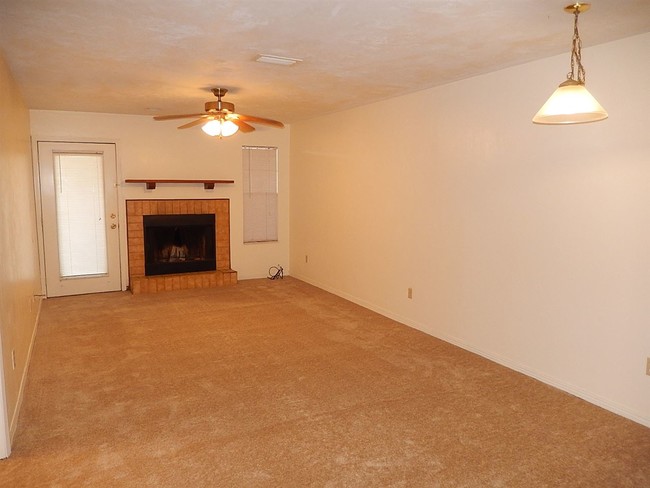 Building Photo - 1102 Greentree Ct
