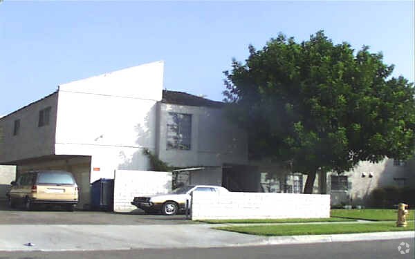 Building Photo - 823 S Knott Ave