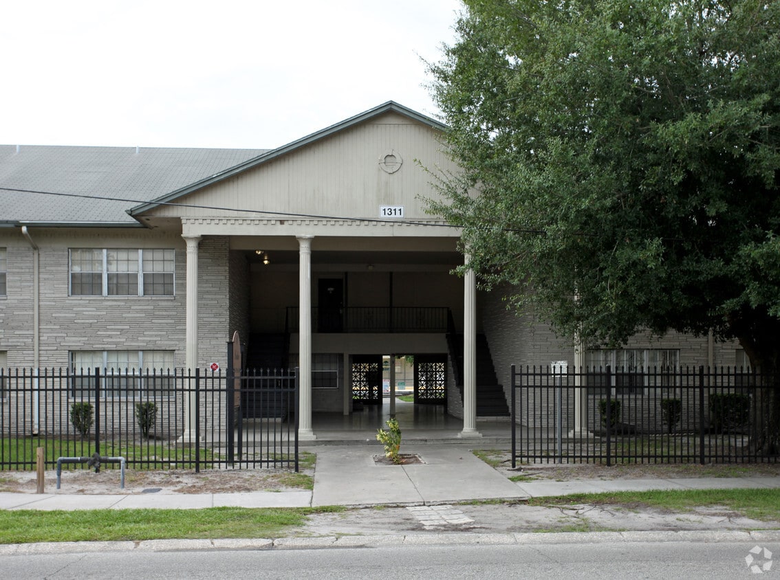 Building Photo - Lake Jennie 1