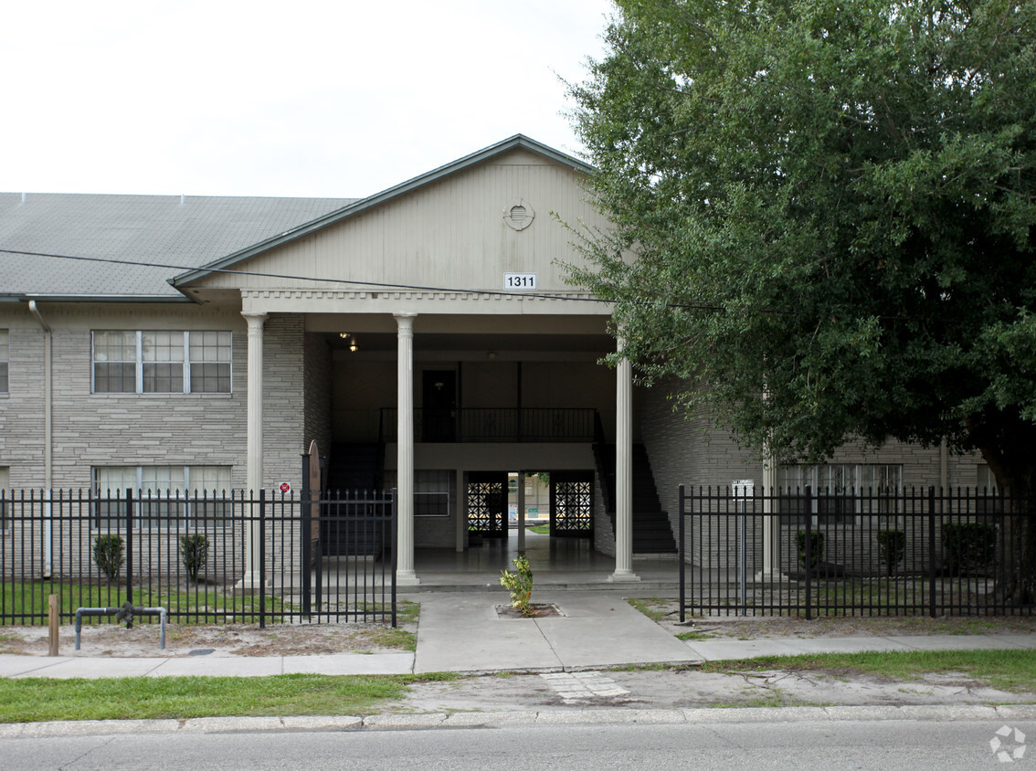 Building Photo - Lake Jennie I